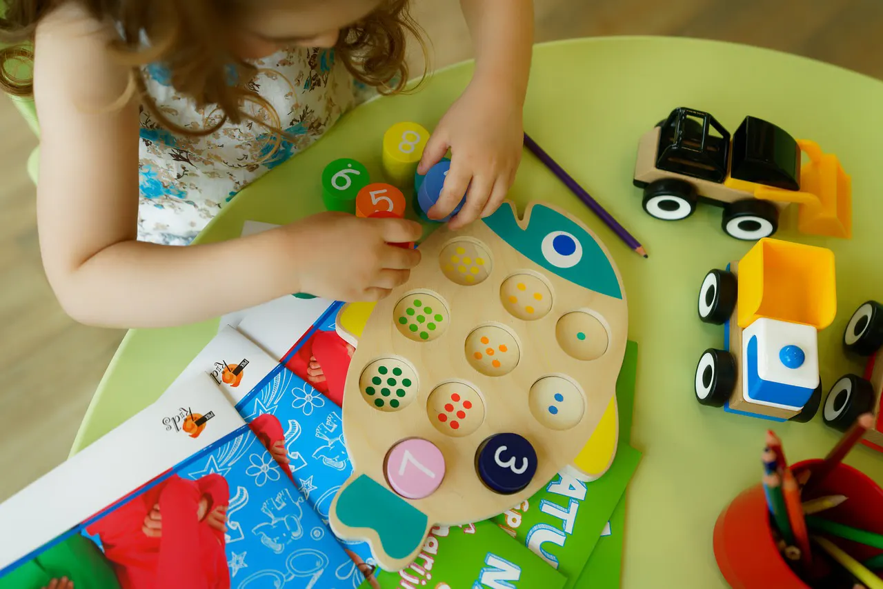 Niña jugando